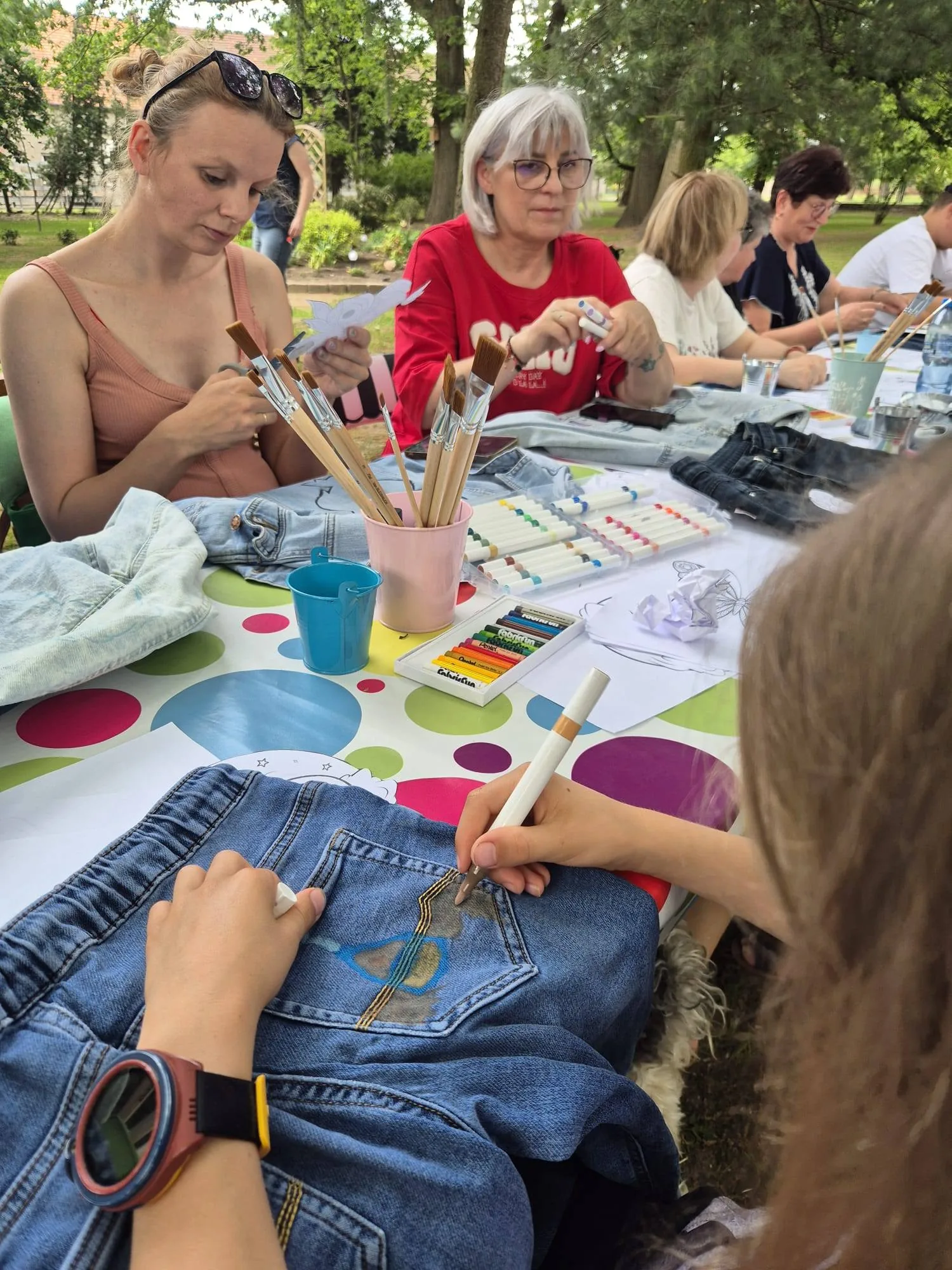 Wspólne wydarzenie seniorów na świeżym powietrzu